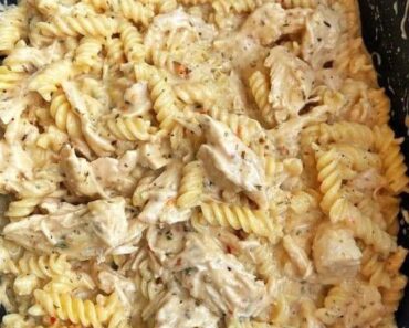 Crockpot Spicy Garlic Parmesan Chicken Pasta